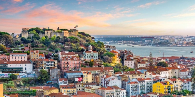A city with a castle on a hill AI-generated content may be incorrect.