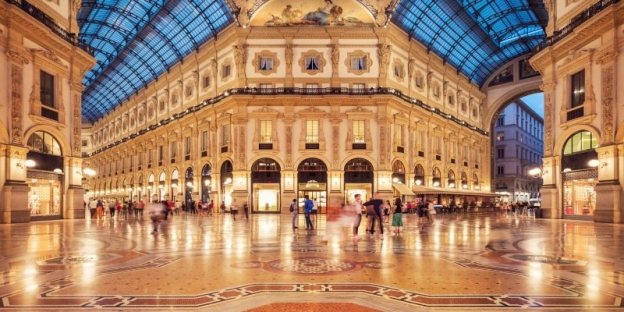 A large building with many people AI-generated content may be incorrect.