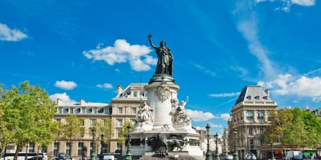 A statue of a person in a city AI-generated content may be incorrect.