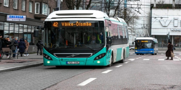 A bus driving down the street AI-generated content may be incorrect.